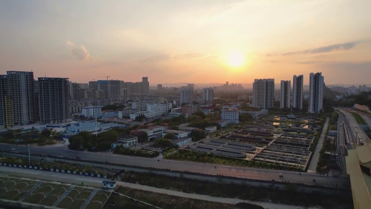 广西柳州凤凰岭大桥日落夕阳风雨桥城市建筑柳江风光航拍视频素材