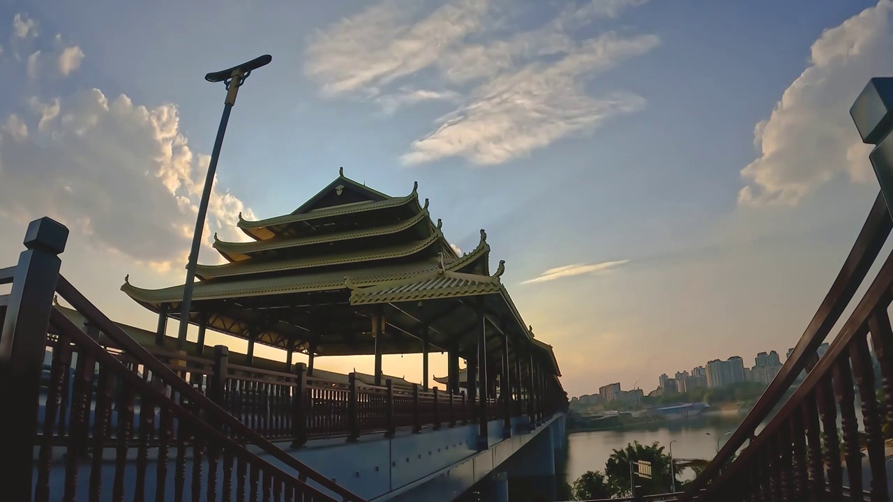 广西柳州凤凰岭大桥日落夕阳风雨桥城市建筑柳江风光延时摄影视频素材