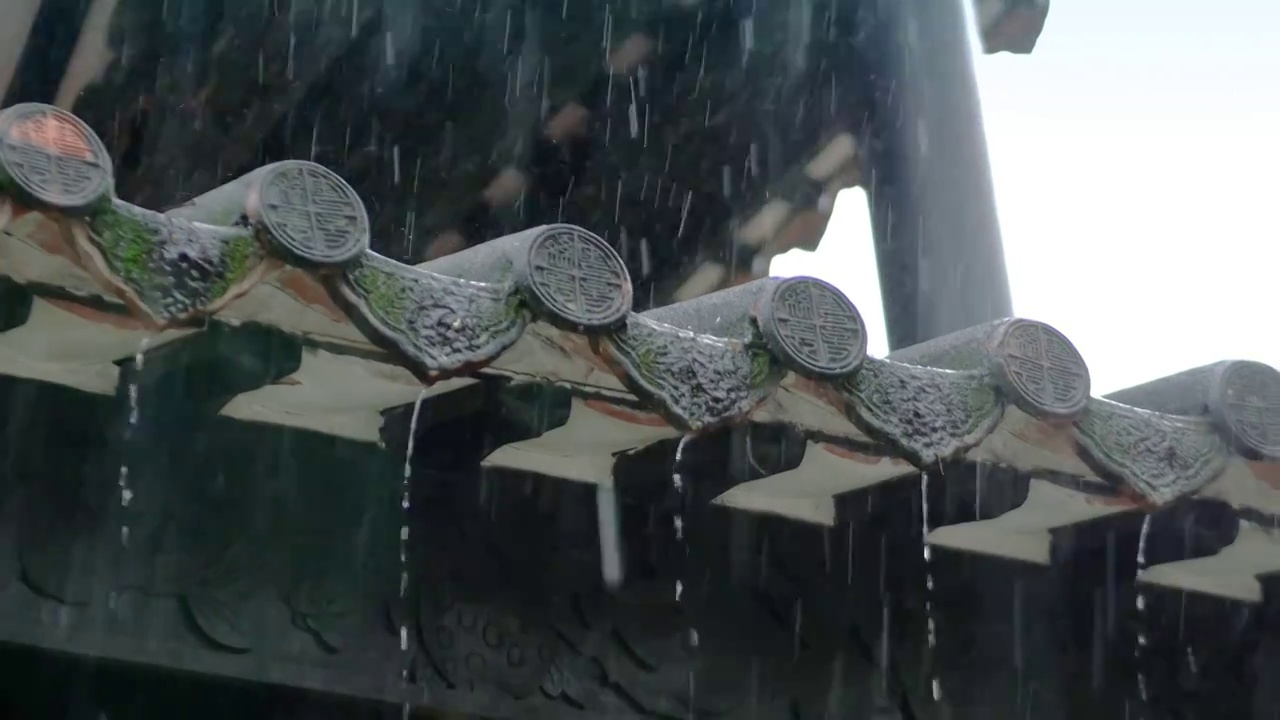 下雨天滂沱大雨雨水从古代建筑古典风格屋檐上流下古城里湿漉漉亭台楼阁被滂沱大雨冲刷出中华古典文化气息视频素材