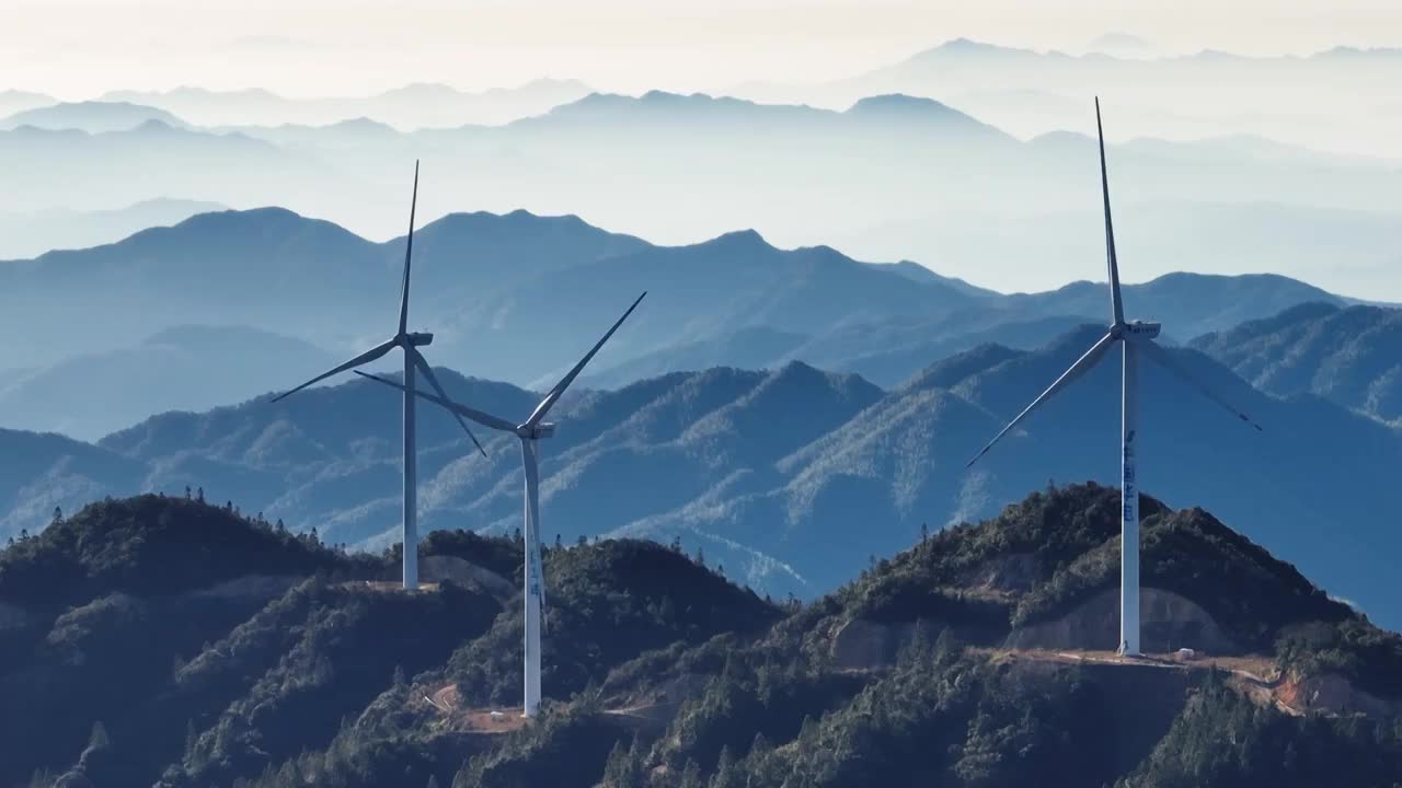 高山上的风力发电群视频素材