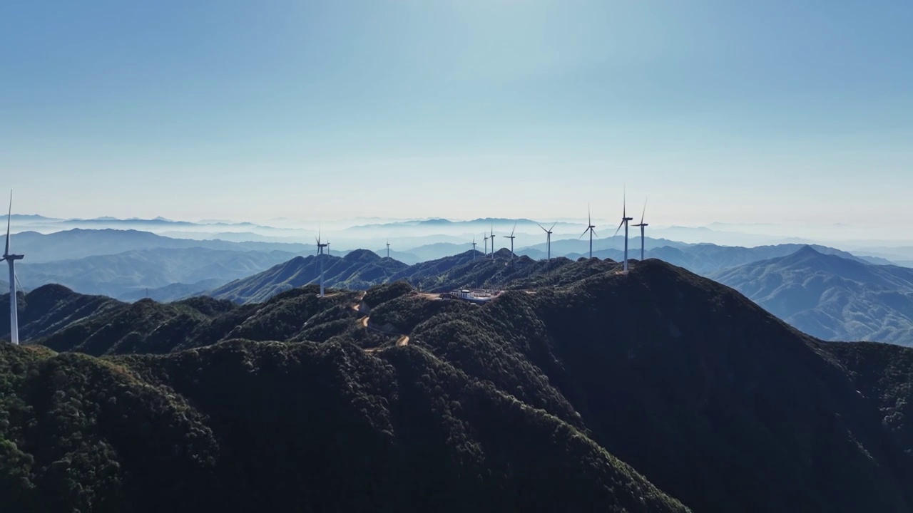 蓝天下的高山风力发电视频素材