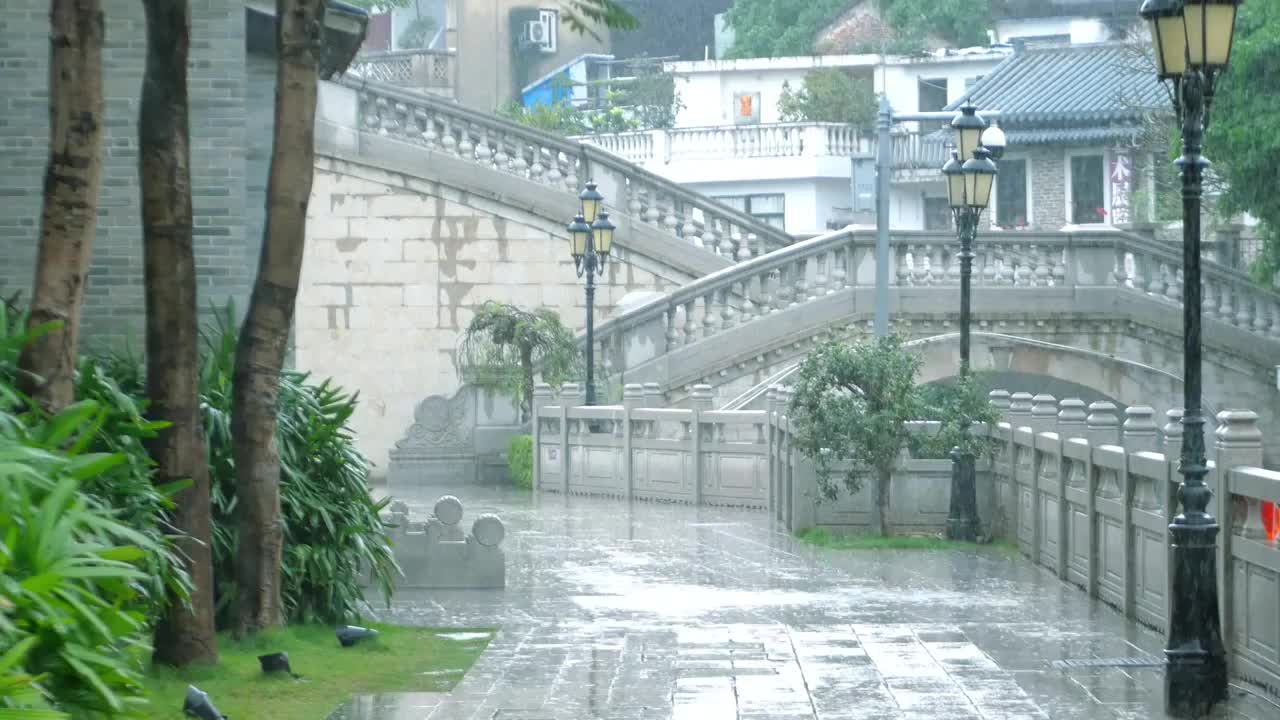 下雨天古城里亭台楼阁被雨水冲刷着树木叶子滴着水珠雨水沥沥下烟雨迷蒙春天谷雨时节龙舟水南方暴雨降水季节视频素材