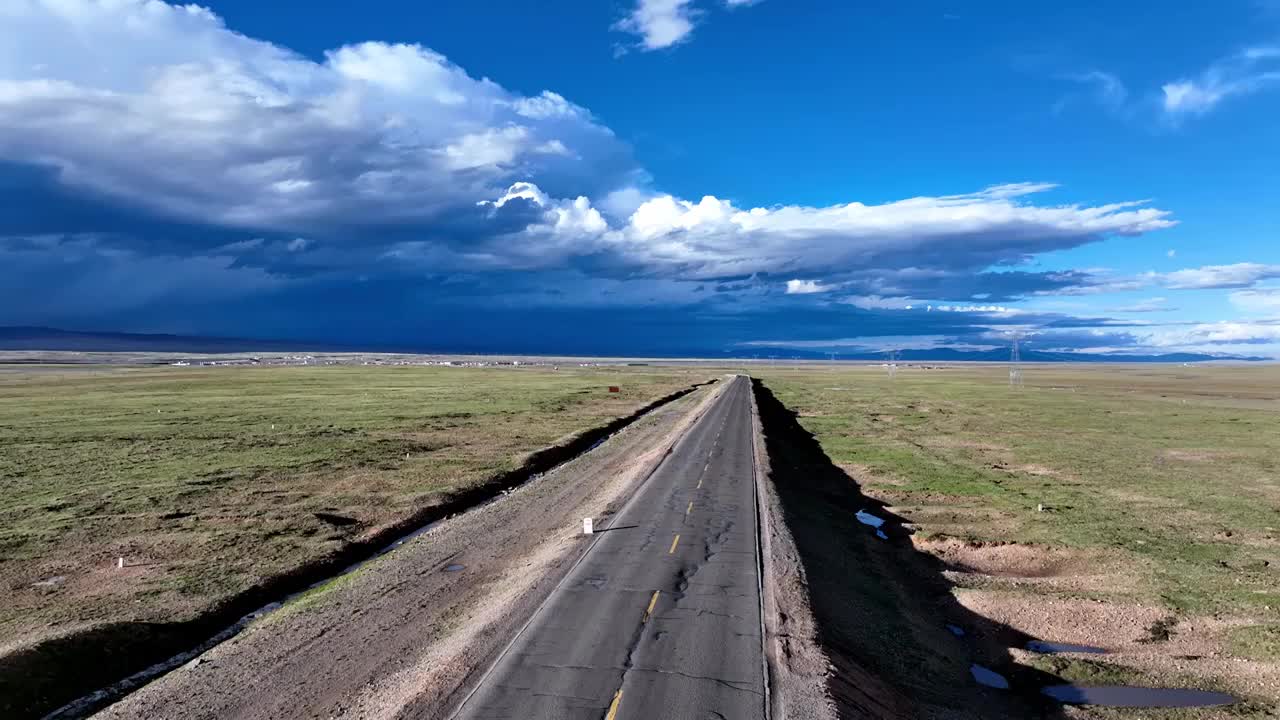 蓝天白云下的青藏公路视频素材