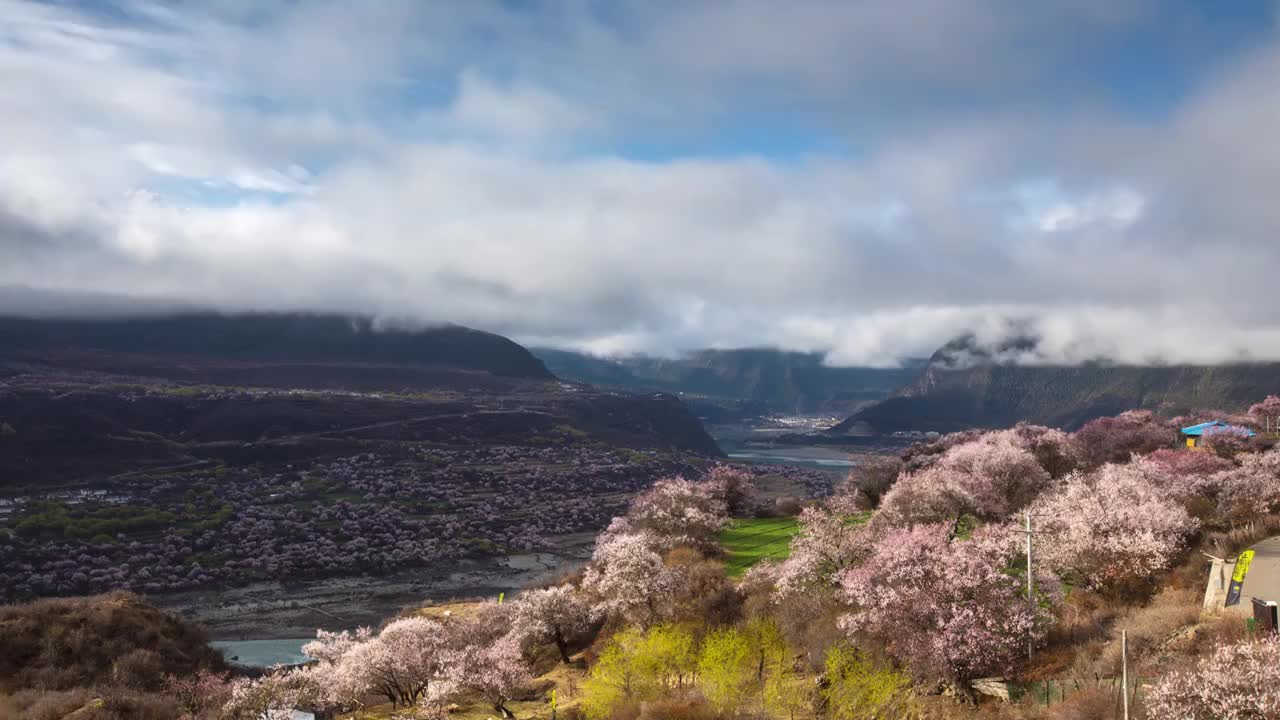 多雄拉雪山云雾日出延时视频素材