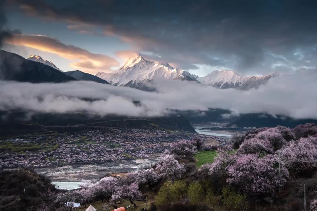 多雄拉雪山日照金山延时视频素材