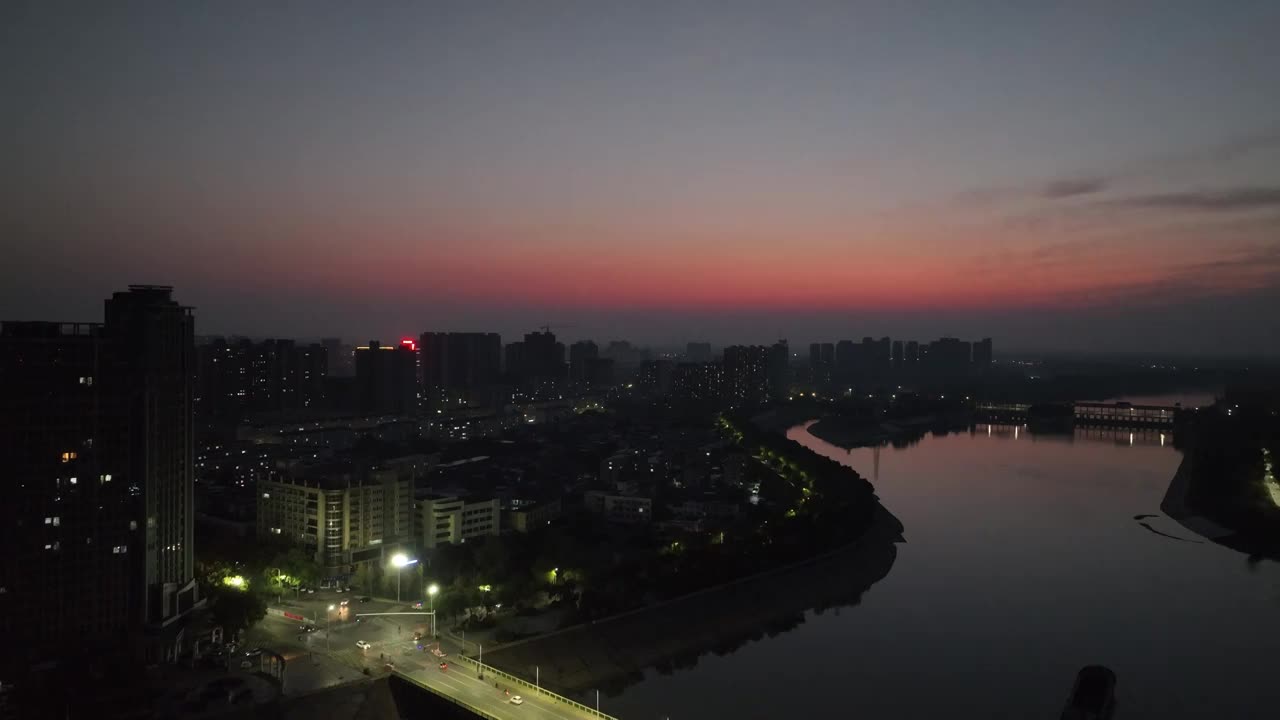 高视角航拍滨水小城夕阳日落视频素材