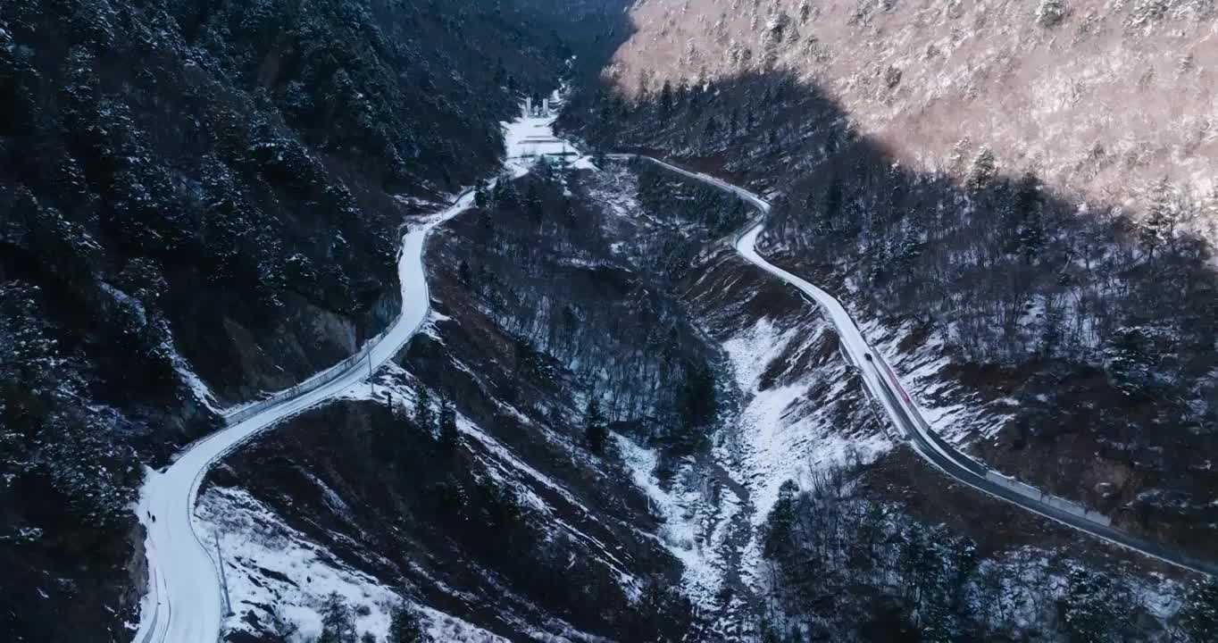 冬季山谷里前往夹金山的盘山公路白雪树林视频素材