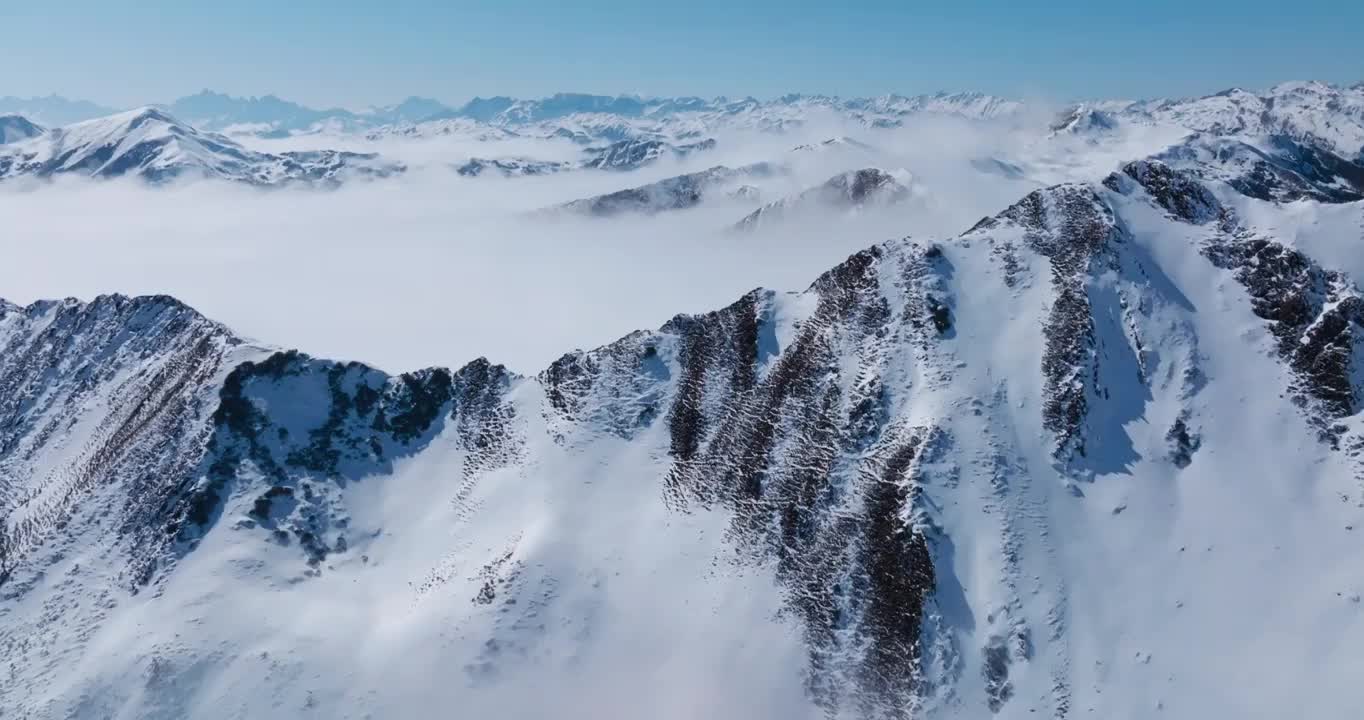 川西夹金山云海雪山航拍风景视频素材