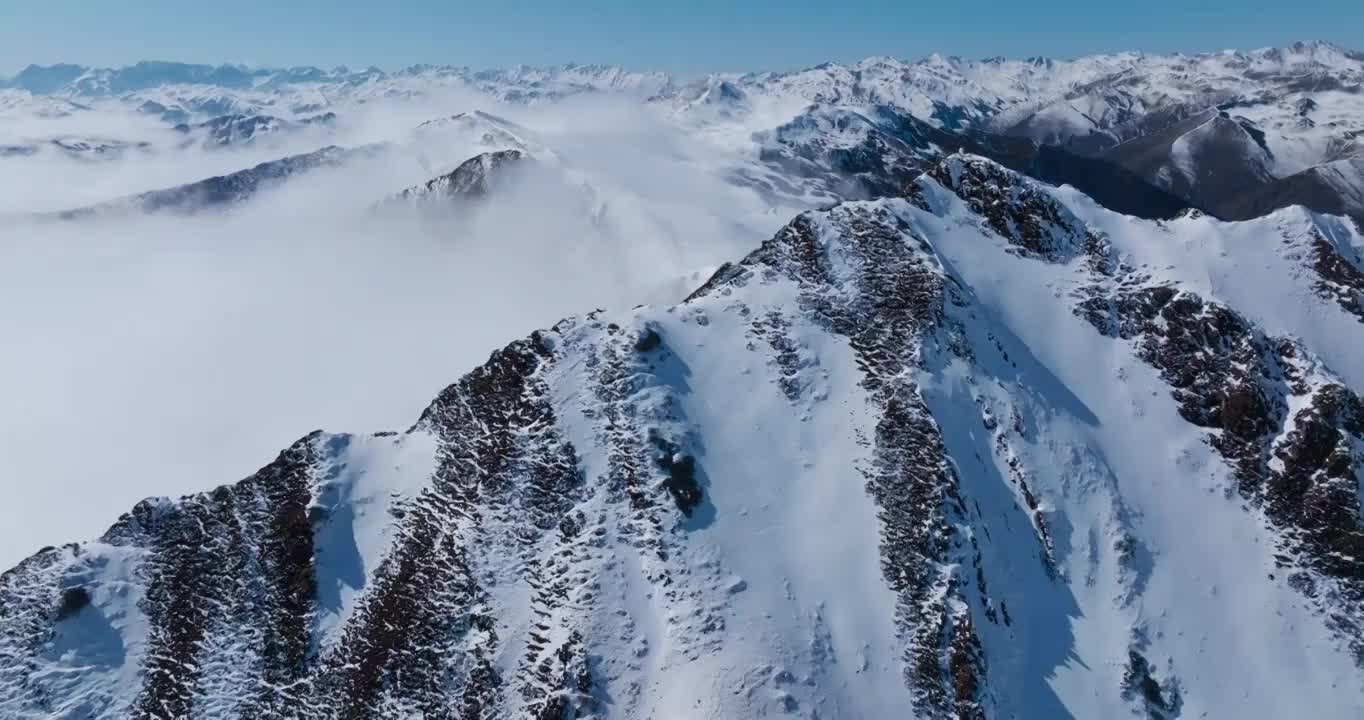 川西夹金山云海雪山航拍风景视频素材