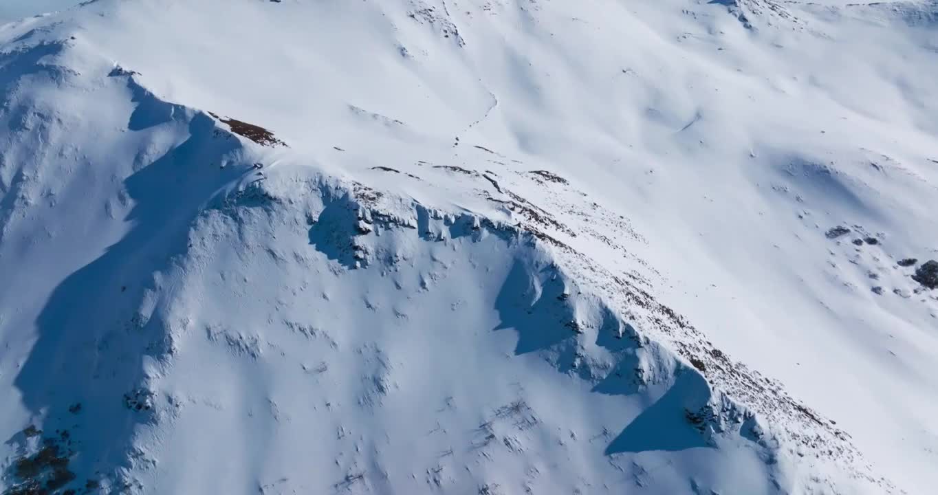 雪山航拍夹金山冬季白雪皑皑风景红军长征路视频素材