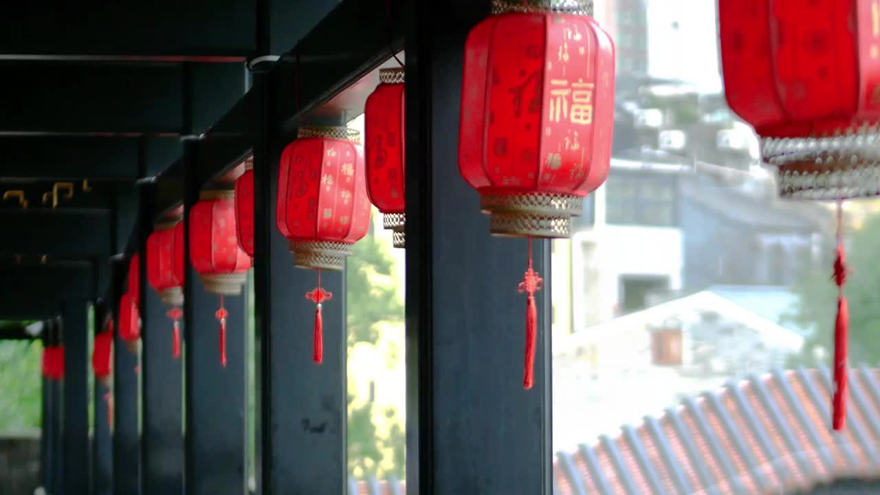 宁静下雨天古代城市中国式传统福字古风灯笼挂满走廊随风飘动禅意情调寺庙殿阁亭台楼阁雨中蒙蒙细雨禅修静养视频素材