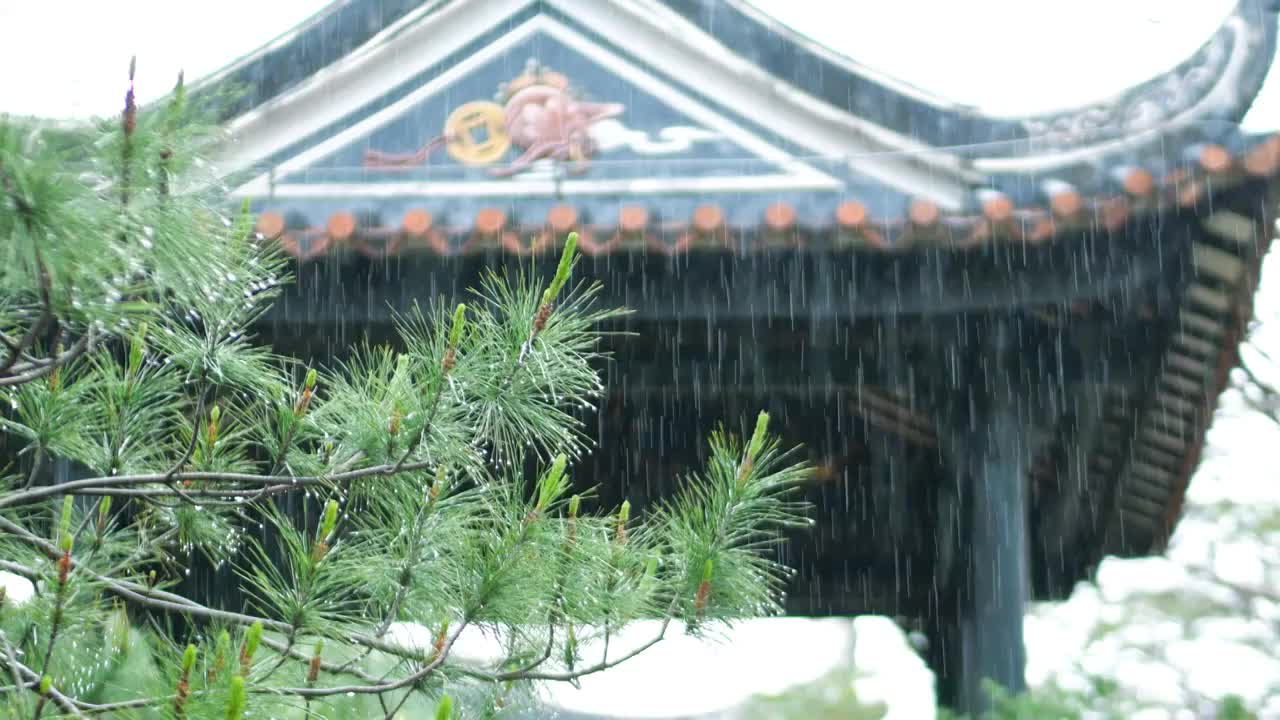 春夏雨季南方龙舟水来临古城亭台楼阁蒙蒙细雨清爽音符诗情画意浪漫宁静清新禅意惬意典雅雨景适合修心养性视频素材