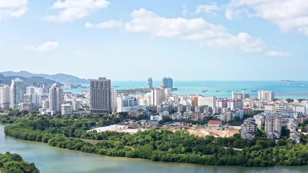 海南省三亚市天涯区三亚湾和凤凰岛航拍视频素材