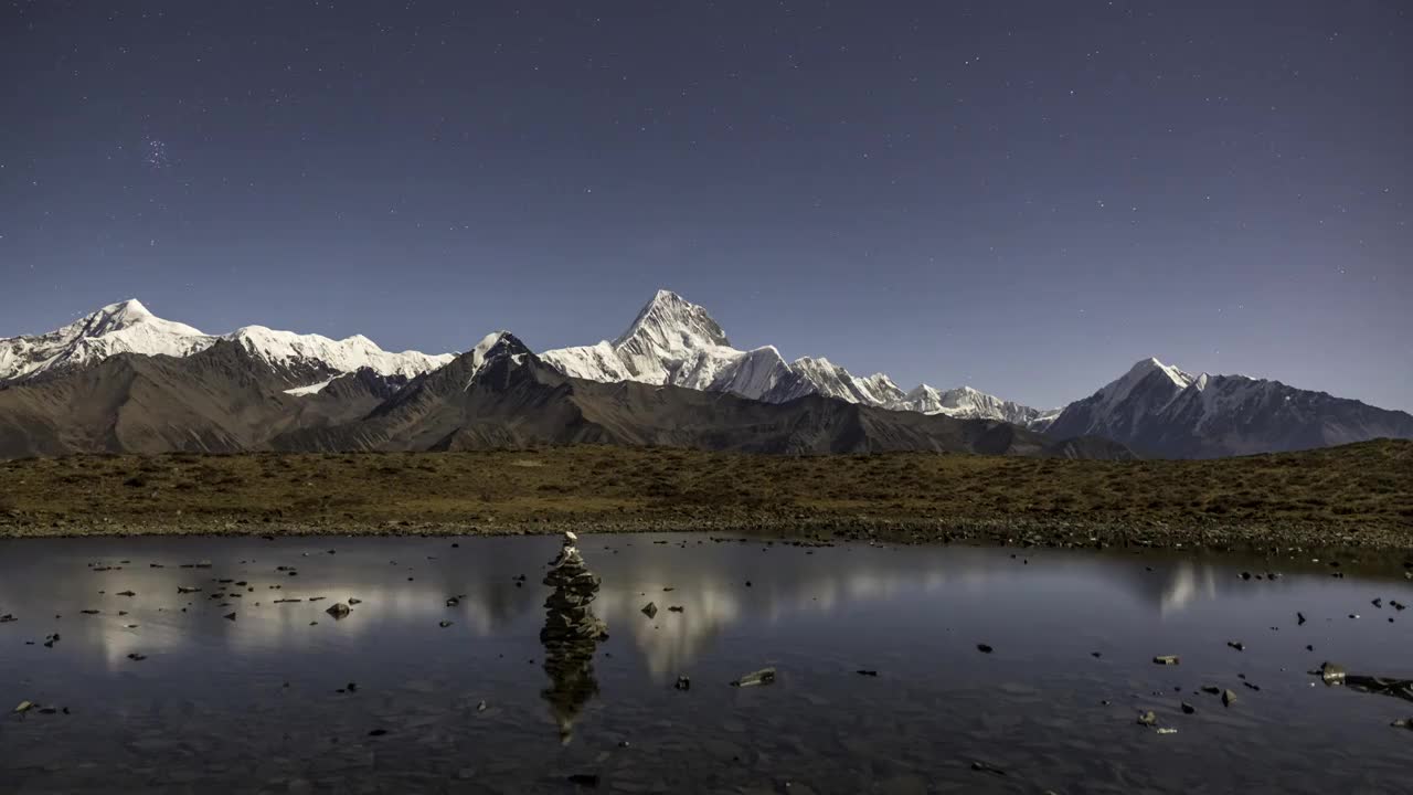 月光下贡嘎雪山的星空与倒影视频素材