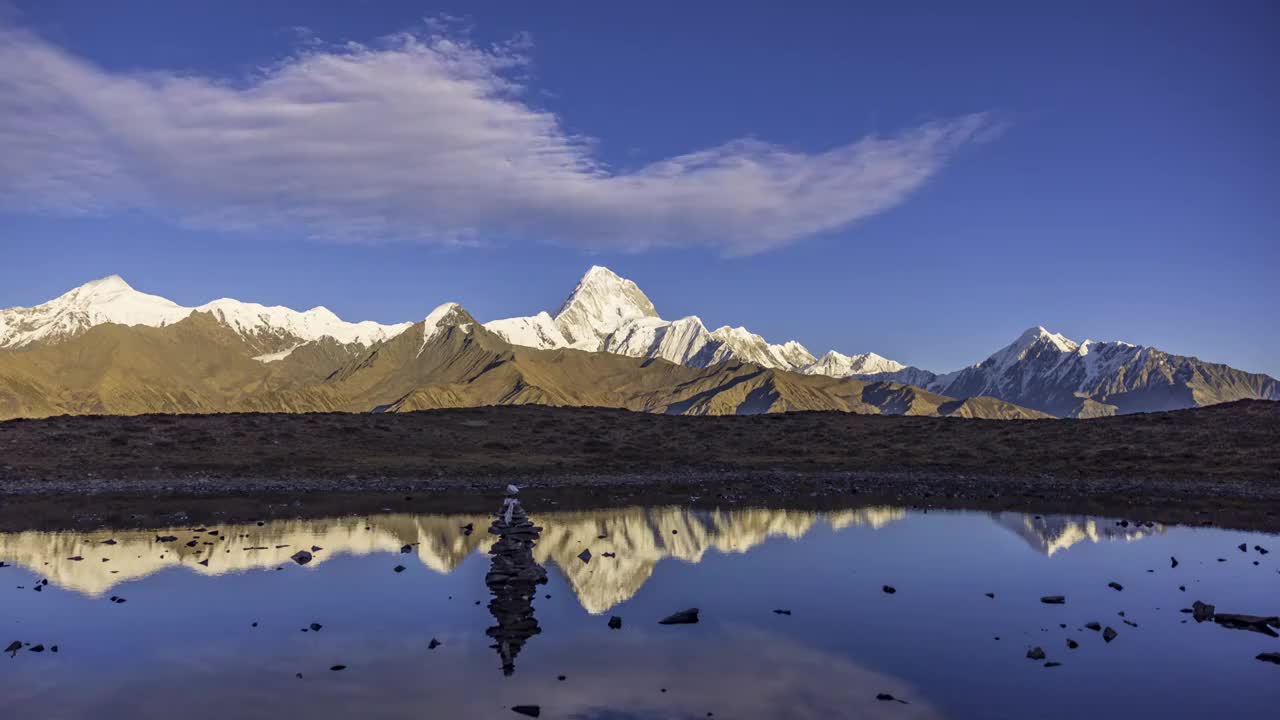 夕阳下的贡嘎雪山日照金山与倒影视频素材