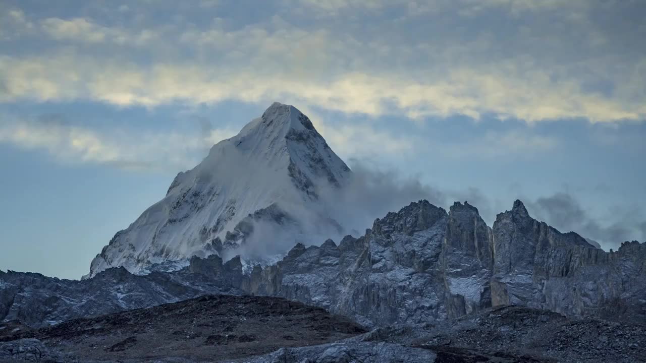 亚丁夏诺多吉雪山日出8k60帧视频下载