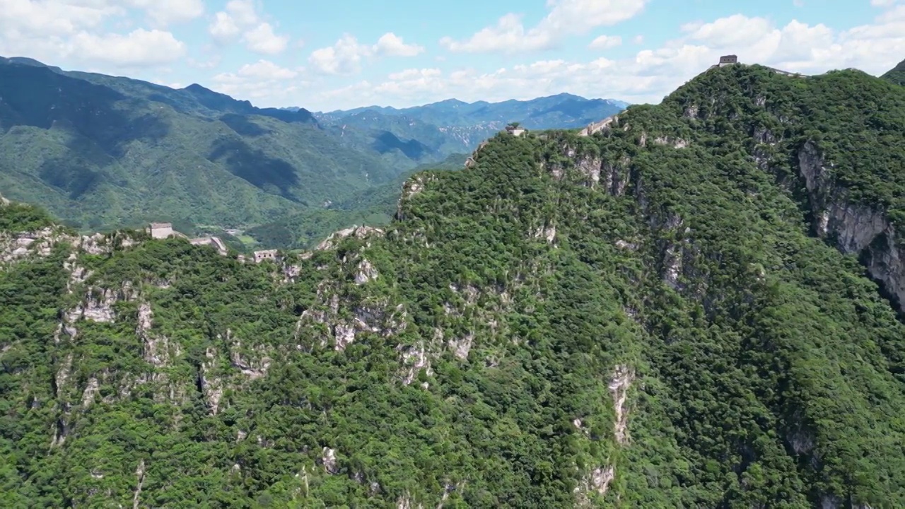 夏天蓝天白云下的北京怀柔箭扣长城视频素材