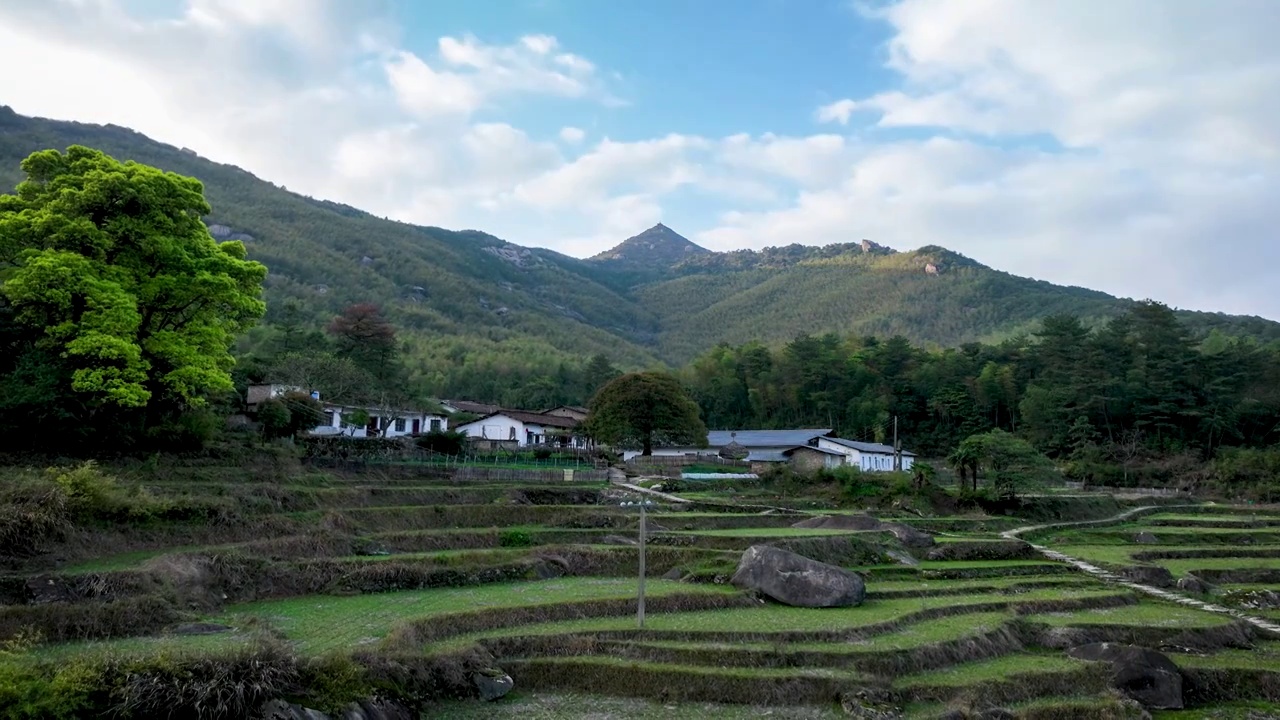 白云峰顶白云飘——灵山水晶景区就像藏于深山的桃花源视频素材