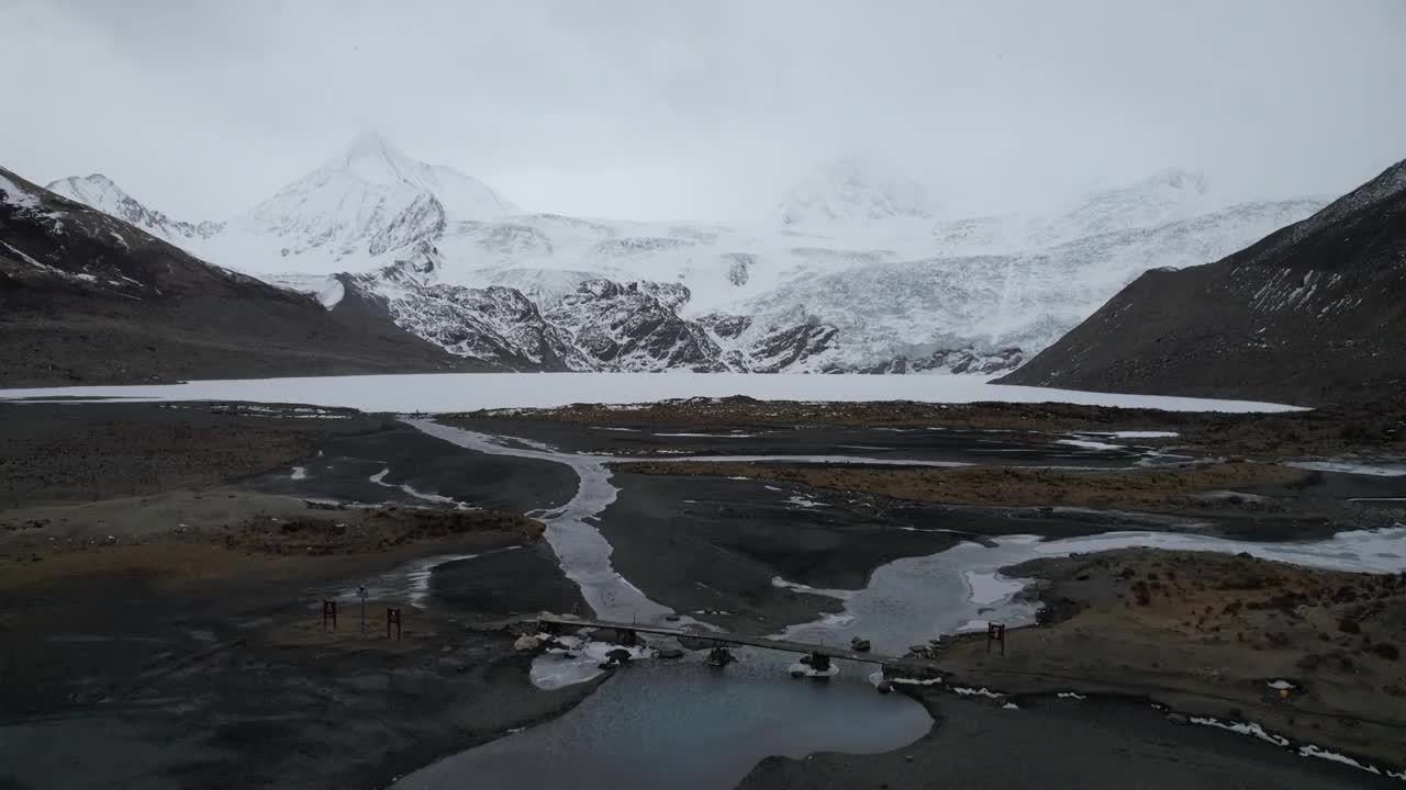 冬季下雪天里的萨普神山视频下载