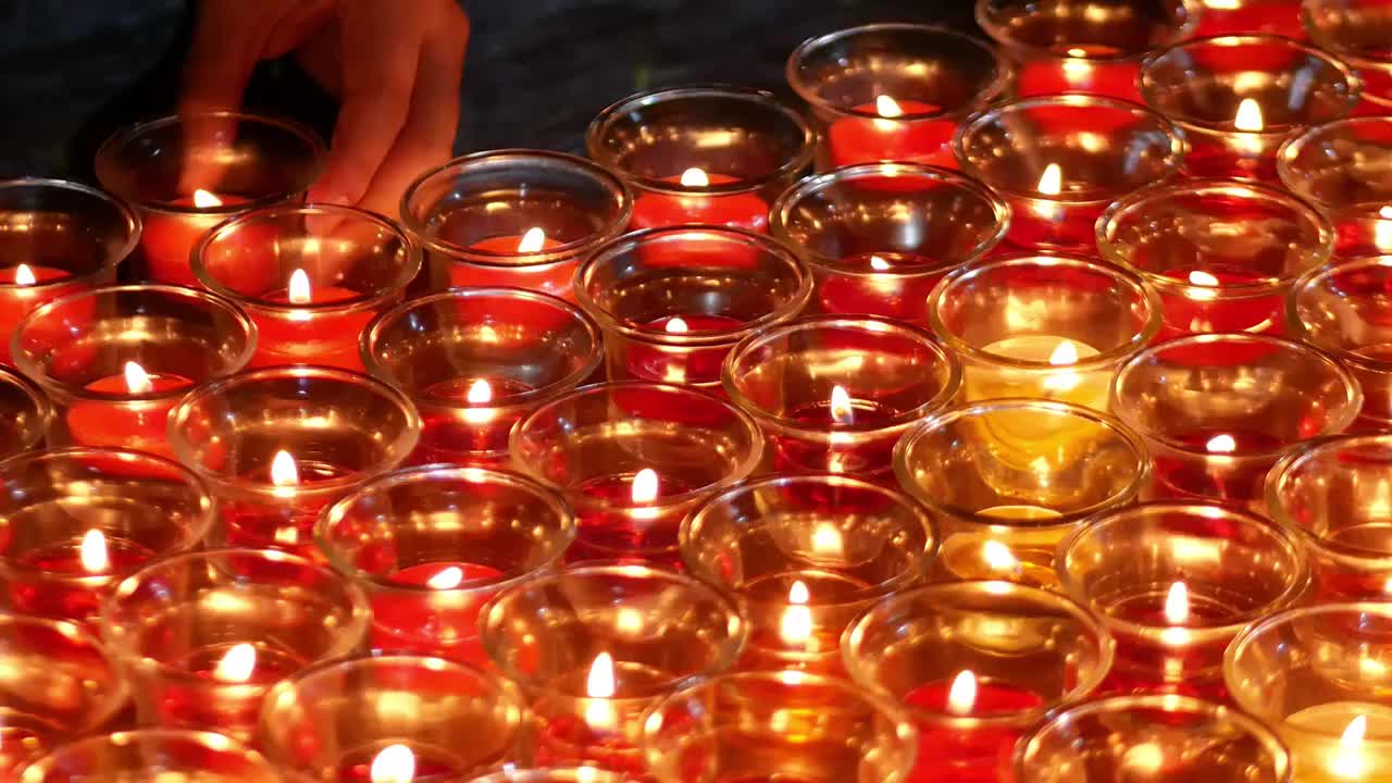 佛庙夜晚祈祷的蜡烛寺庙烛光闪烁宗教节日庆典信众点灯祈求平安健康长寿供奉佛灯施舍香油菩萨佛祖功德无量视频素材