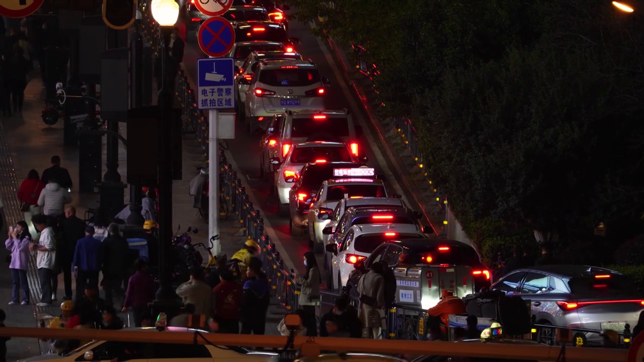 城市步行街夜景街景交通车流人流视频素材