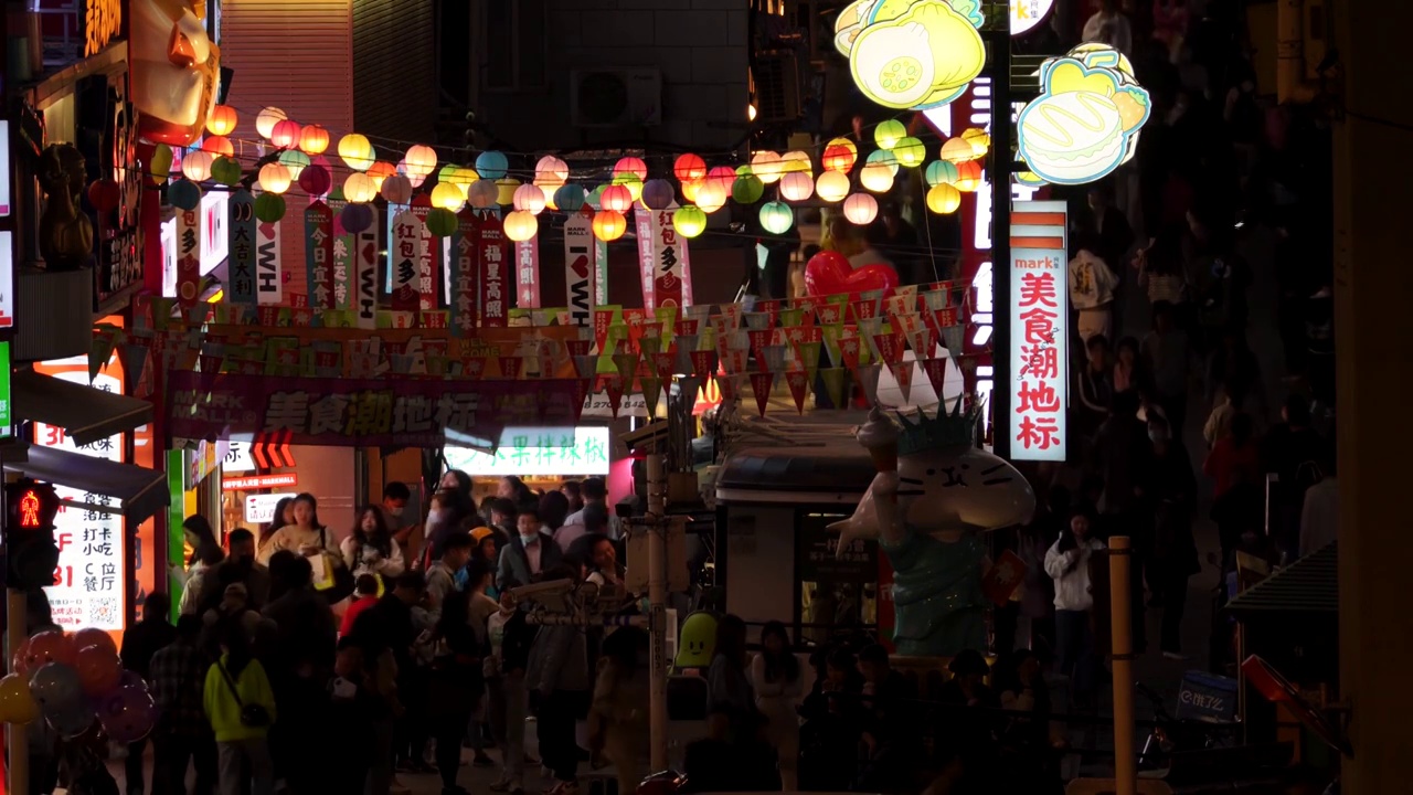 城市夜景街景步行街熙熙攘攘的人流视频素材