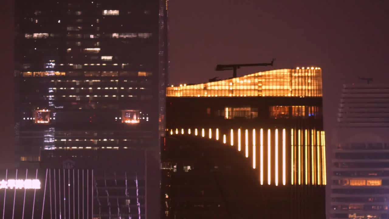 夜晚霓虹灯光外墙闪烁酒店写字楼外观流光溢彩亚洲国际顶级城市密集办公楼地标建筑灯光璀璨夜景内透梦幻繁华视频素材