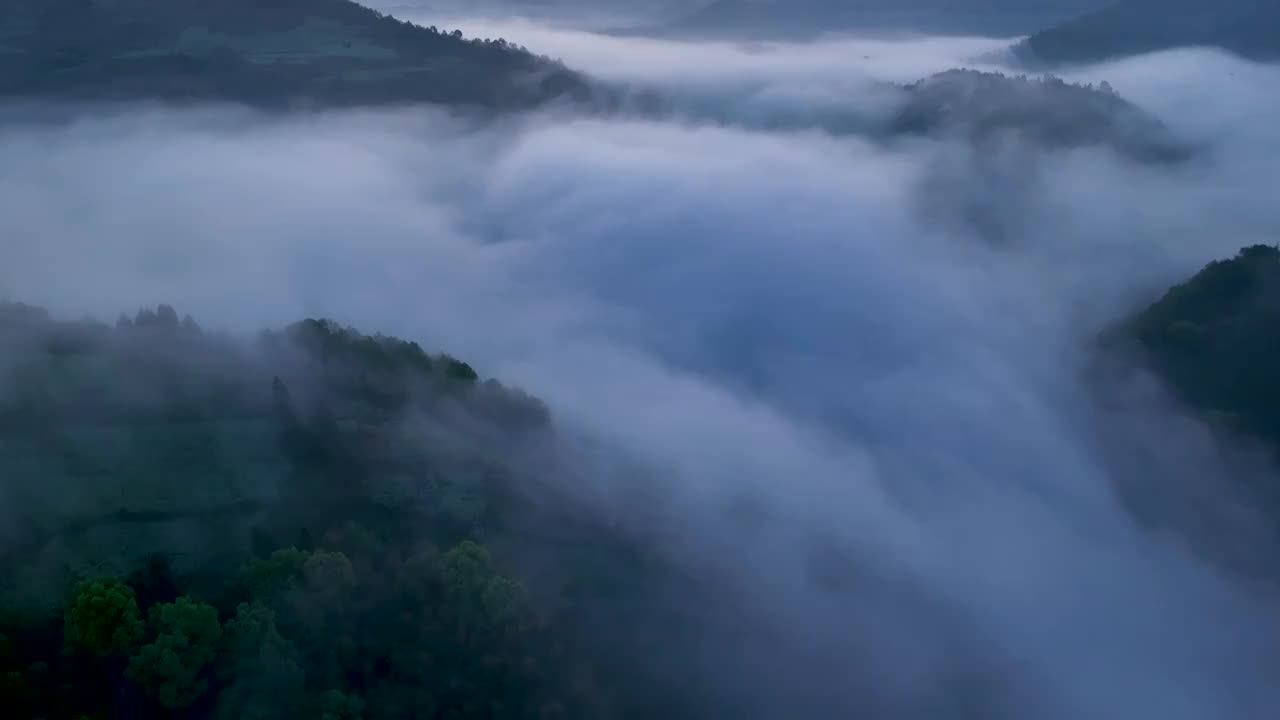 航拍山岭村庄日出云海视频素材