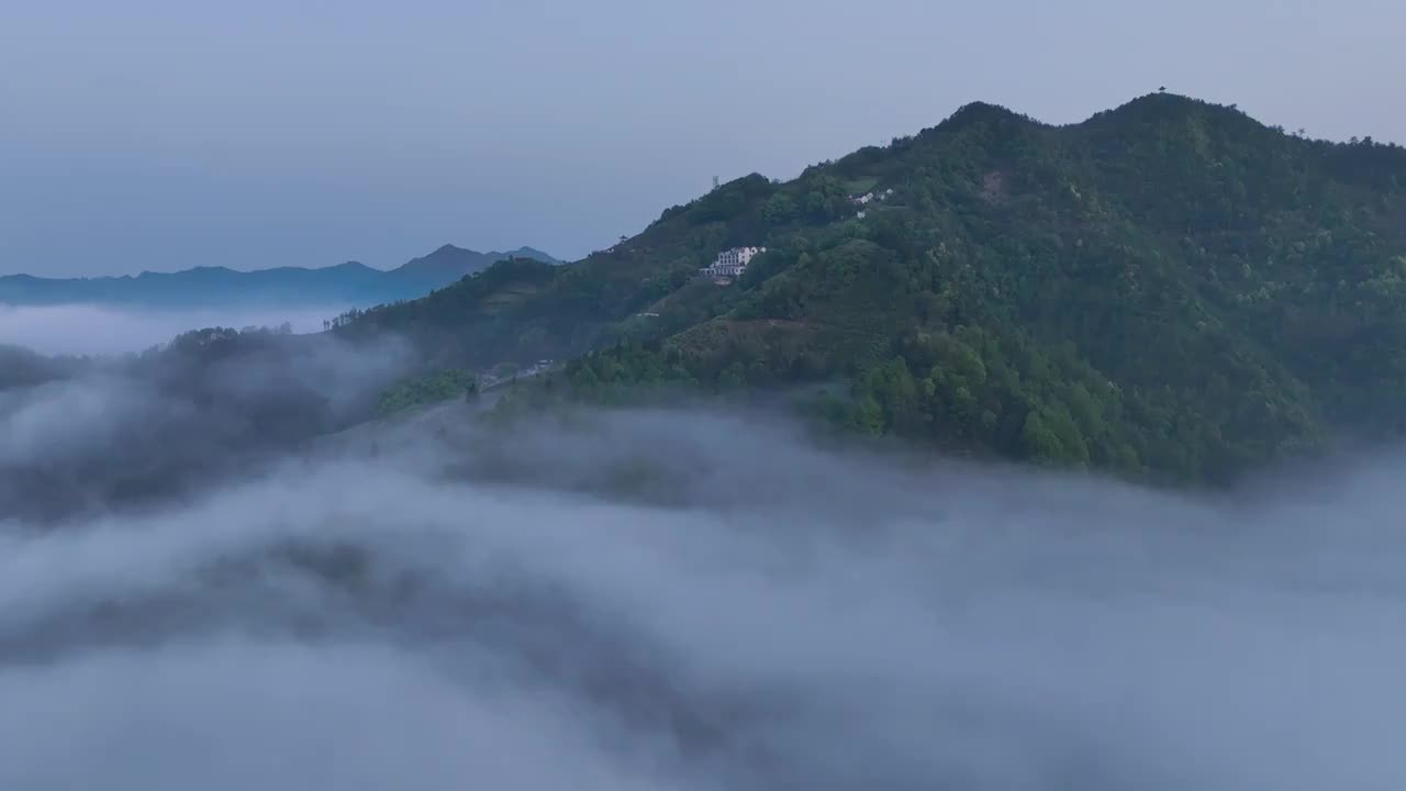 航拍山岭村庄日出云海视频素材