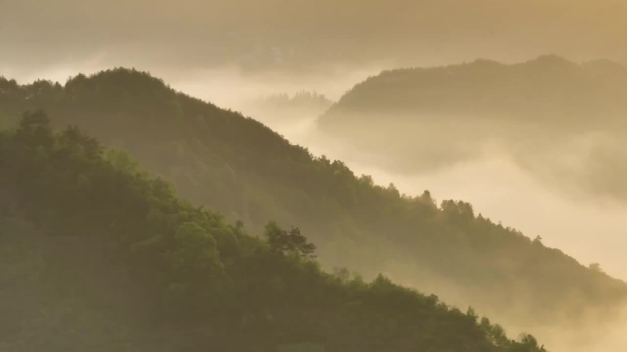 航拍山岭村庄日出云海视频素材