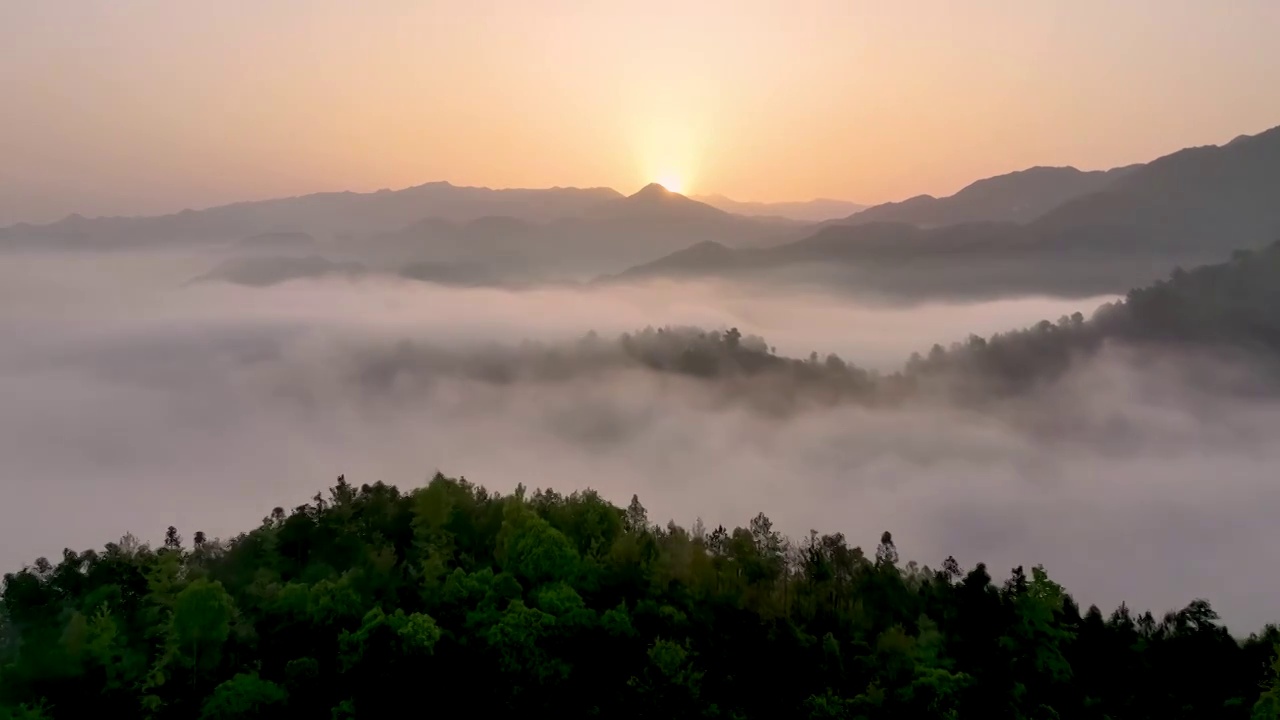 航拍山岭村庄日出云海视频素材