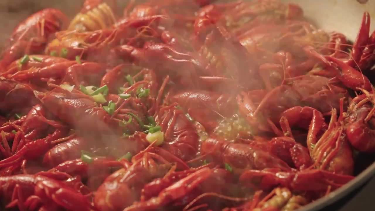烹饪小龙虾葱花美味提鲜夜宵视频素材画面1