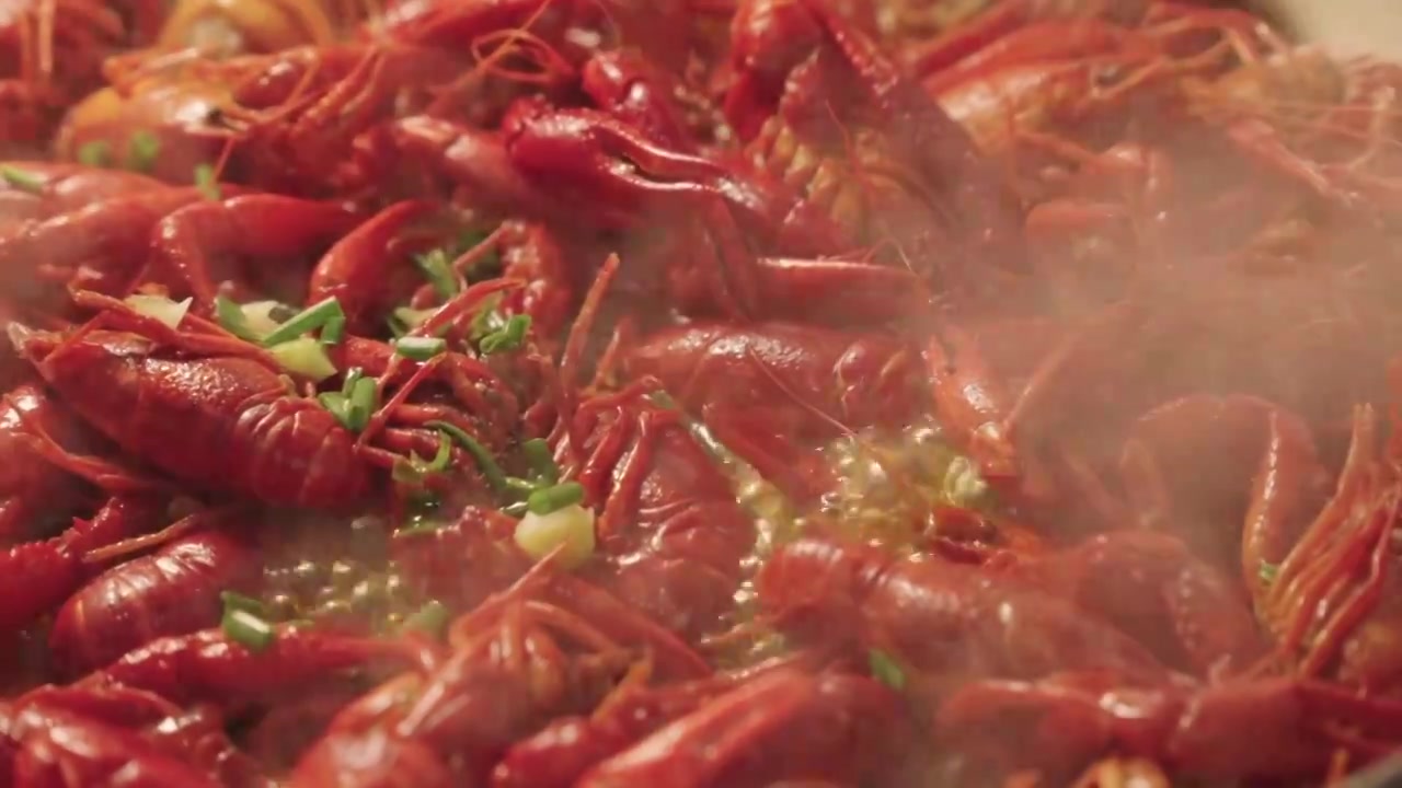烹饪小龙虾葱花美味提鲜夜宵视频素材画面2
