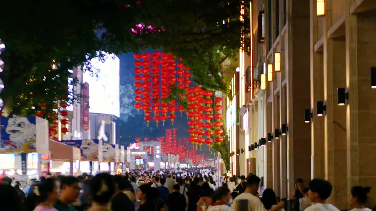 节假日广州越秀区北京路步行街著名购物街区消费场所旅游景点与夜市美食街游客食客络绎不绝人山人海热闹非凡视频素材