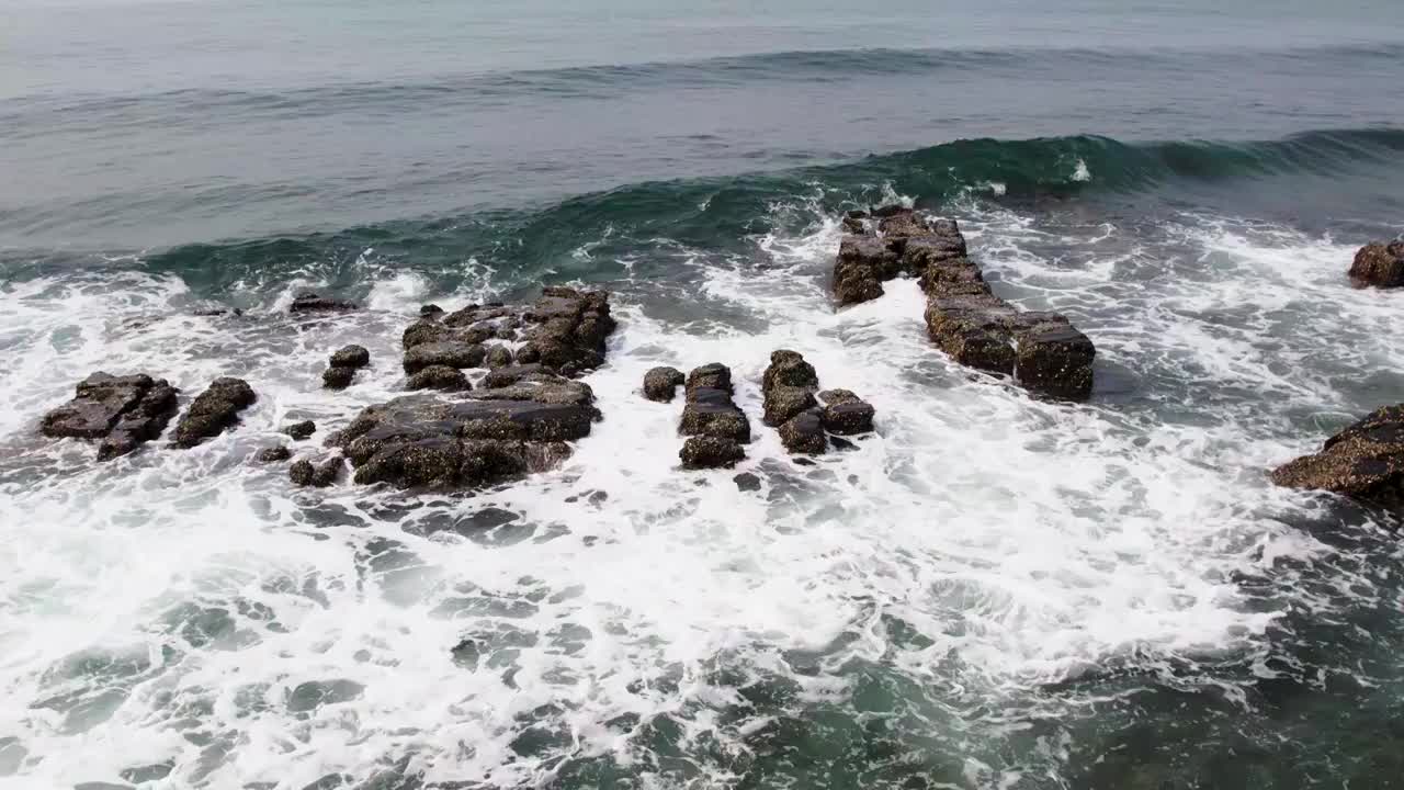 广西防城港白沙湾礁石和海浪视频素材