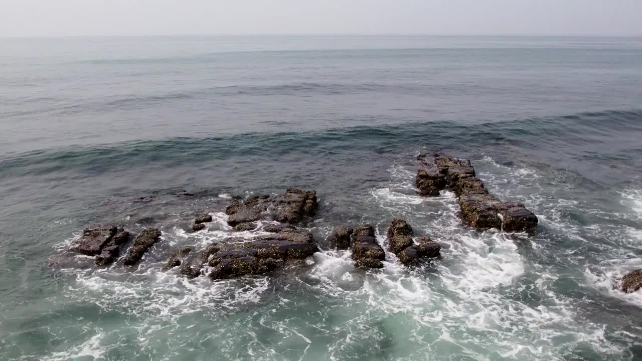 广西防城港白沙湾礁石和海浪视频素材