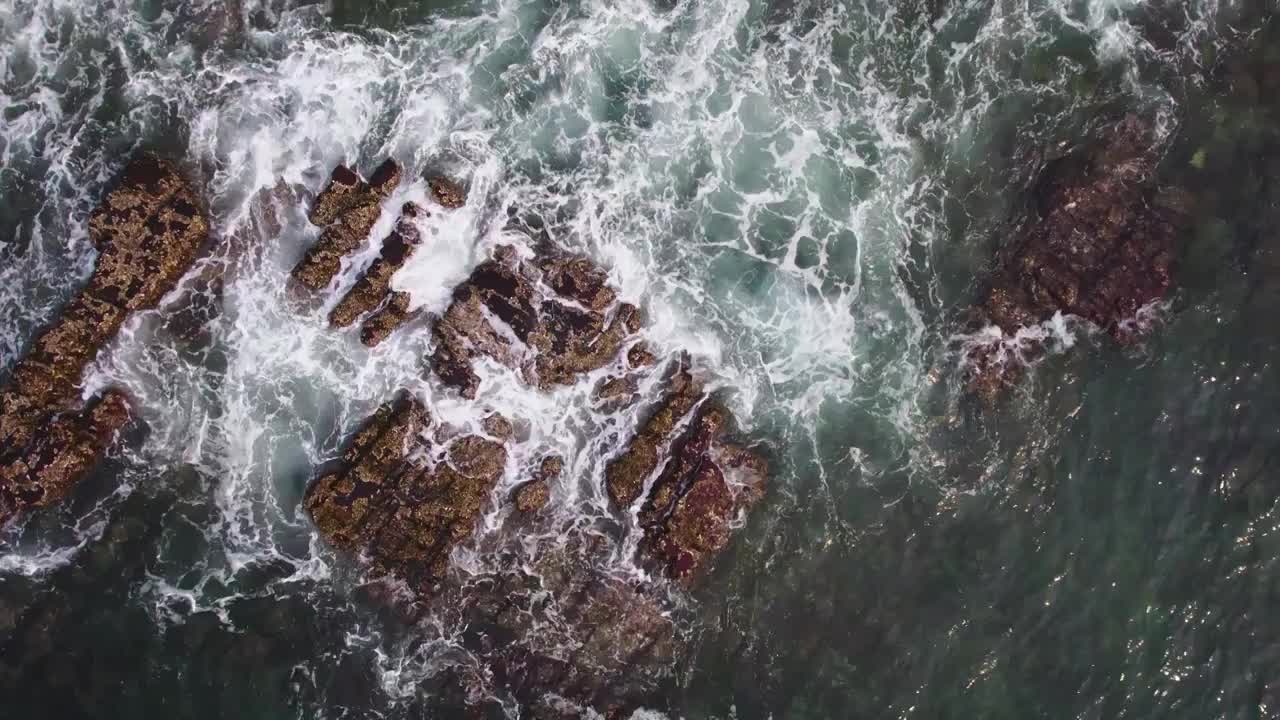 广西防城港白沙湾礁石和海浪视频素材