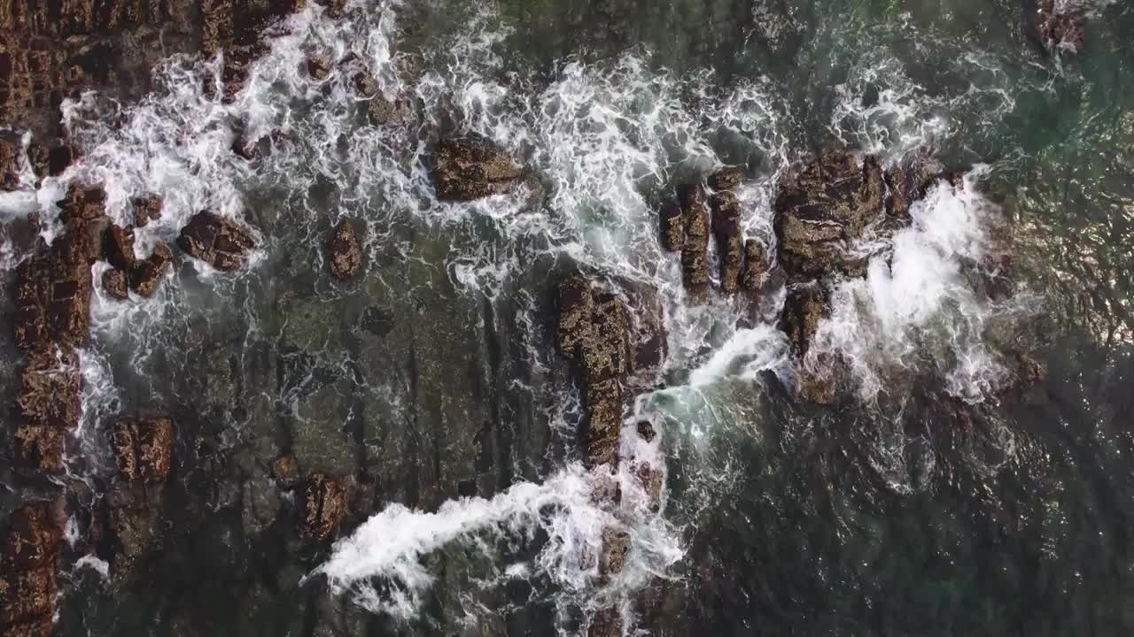 广西防城港白沙湾礁石和海浪视频素材