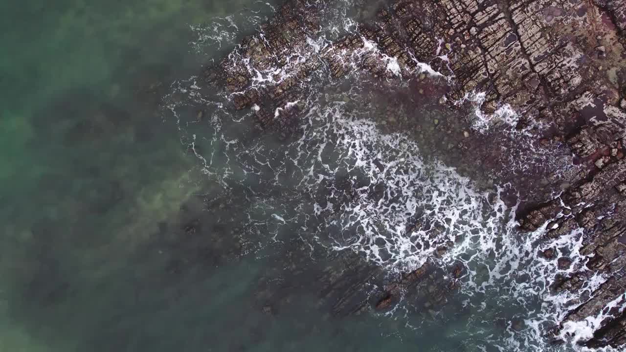 广西防城港白沙湾礁石和海浪视频素材