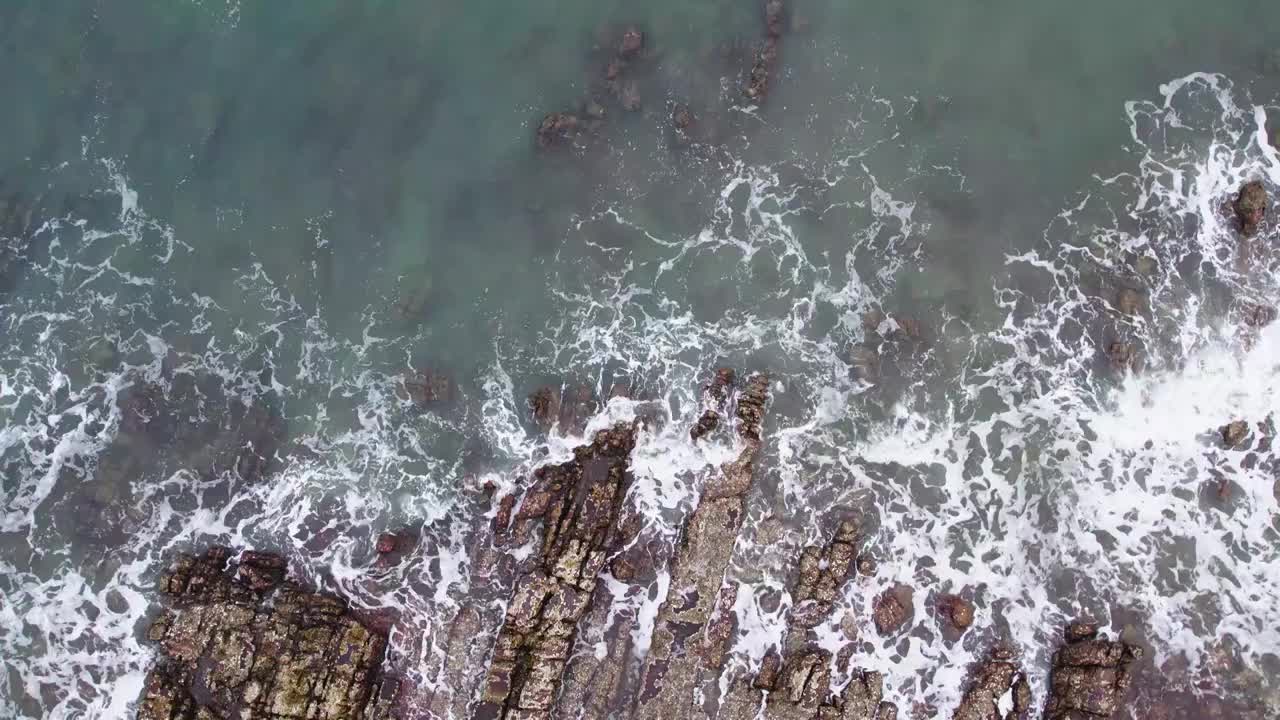 广西防城港白沙湾礁石和海浪视频素材