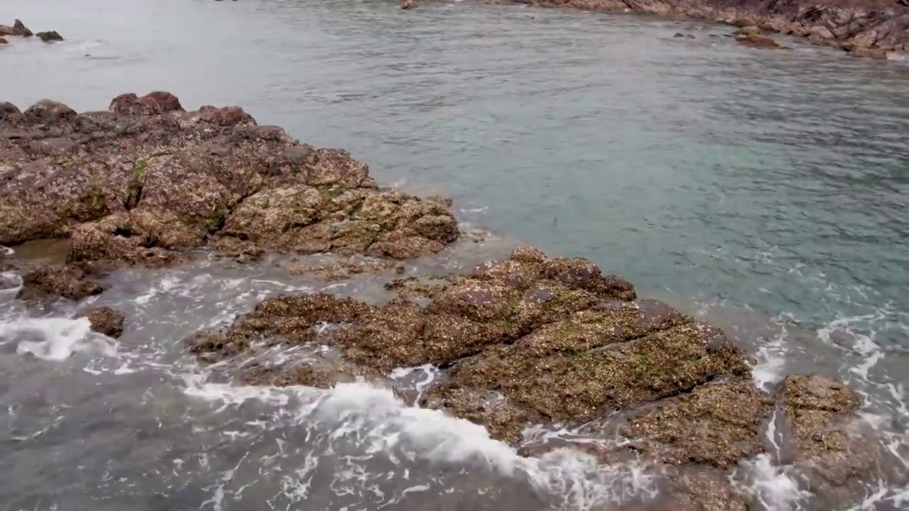 广西防城港白沙湾礁石和海浪视频素材