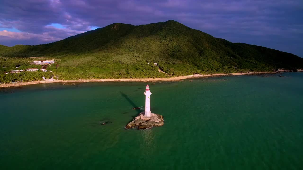 航拍海南三亚大小洞天景区风光-灯塔、椰林、海水、礁石、沙滩、天空视频素材