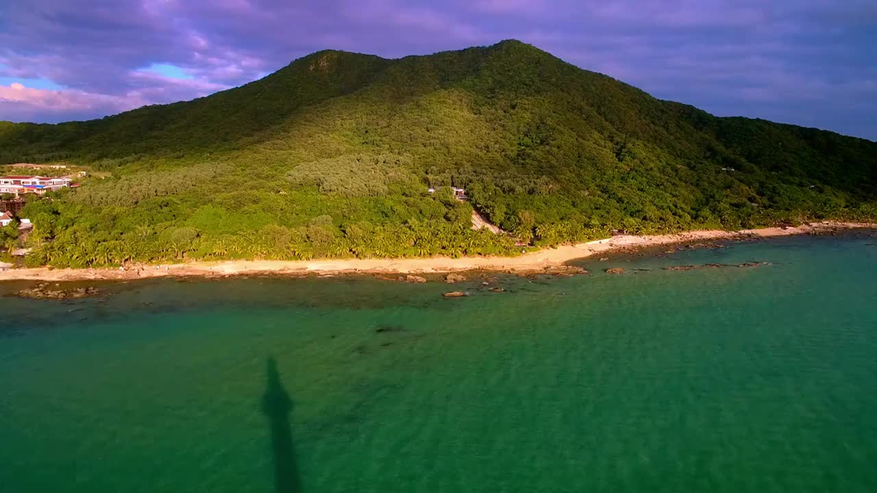 航拍海南三亚大小洞天景区风光-灯塔、椰林、海水、礁石、沙滩、天空视频素材