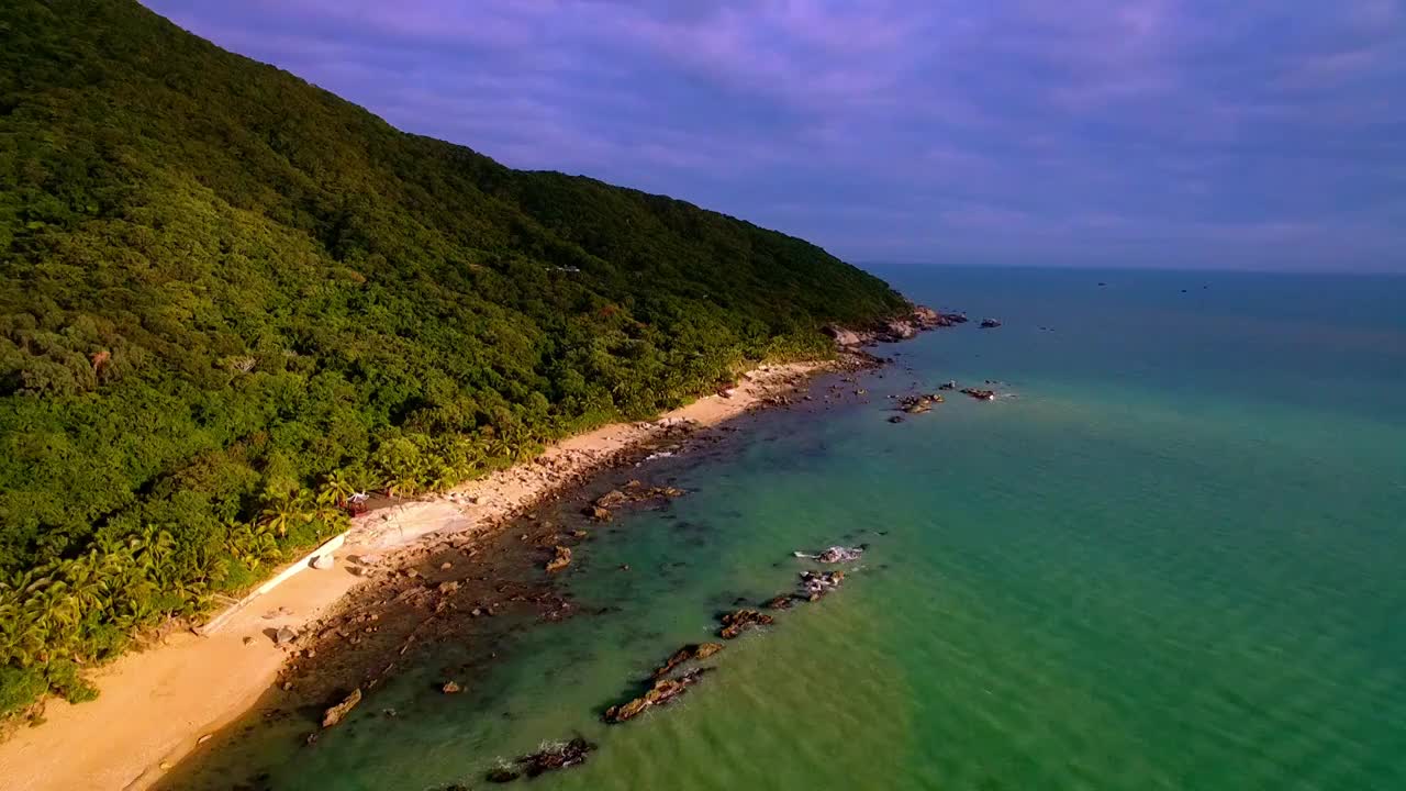 航拍海南三亚大小洞天景区风光-灯塔、椰林、海水、礁石、沙滩、天空视频素材