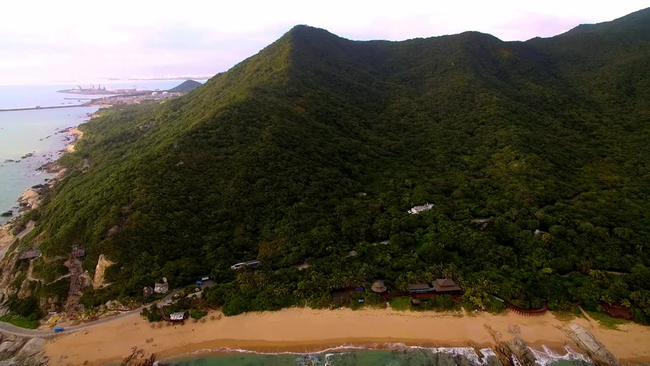 航拍海南三亚大小洞天景区风光-灯塔、椰林、海水、礁石、沙滩、天空视频素材