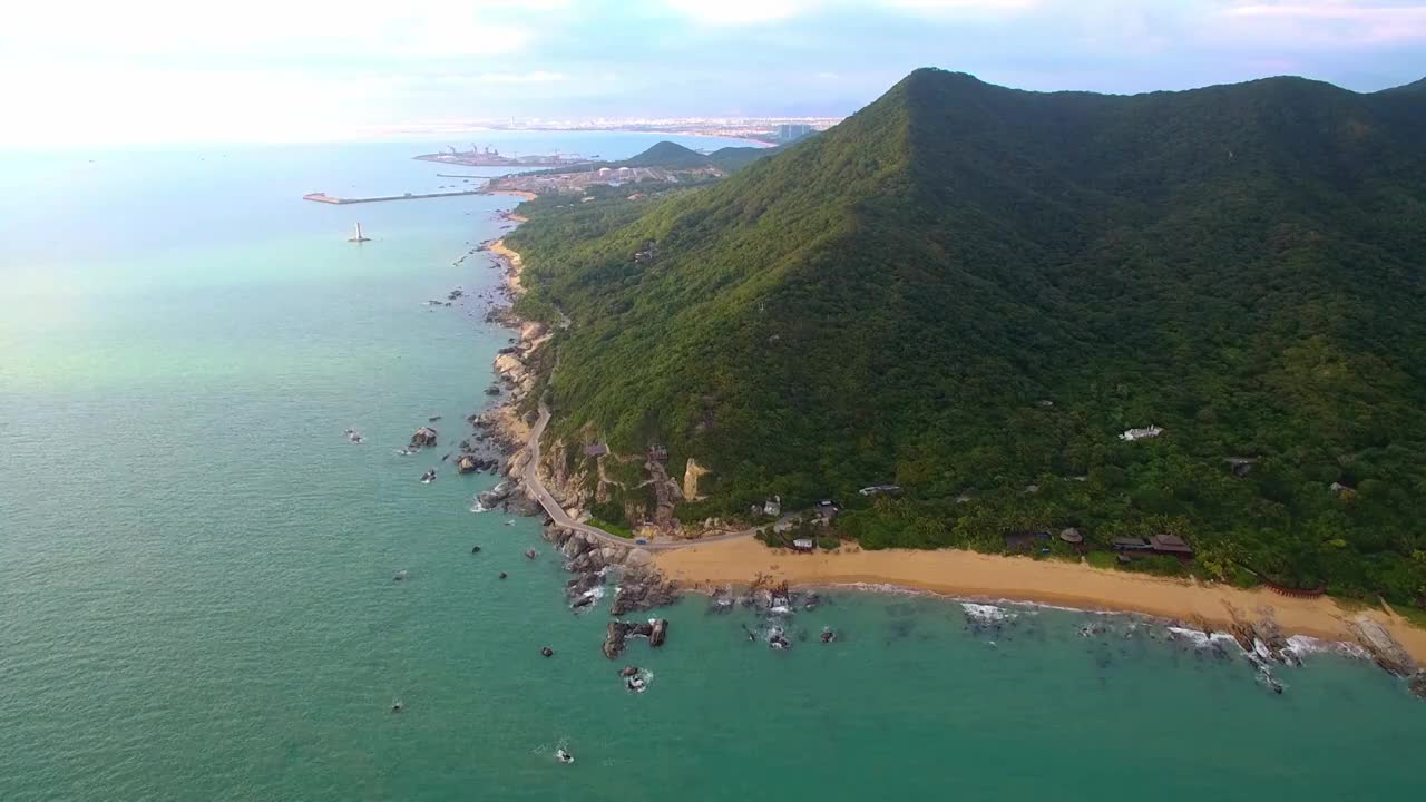 航拍海南三亚大小洞天景区风光-灯塔、椰林、海水、礁石、沙滩、天空视频素材