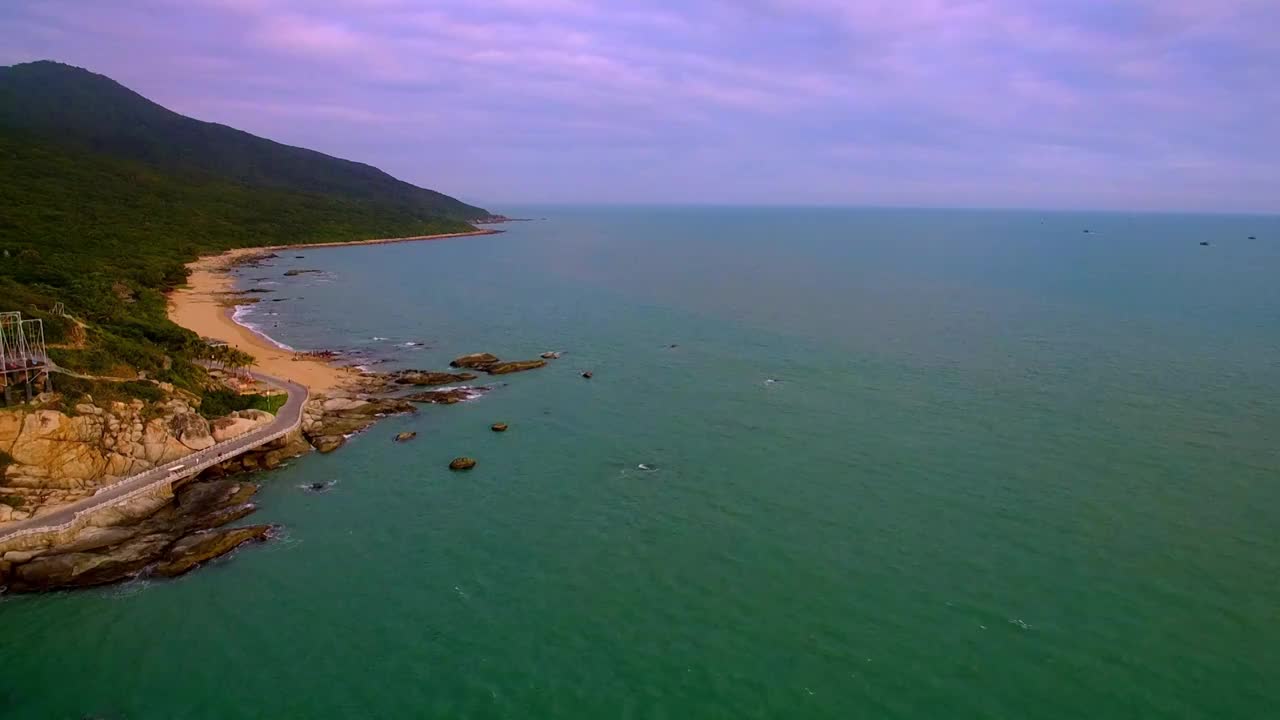 航拍海南三亚大小洞天景区风光-灯塔、椰林、海水、礁石、沙滩、天空视频素材