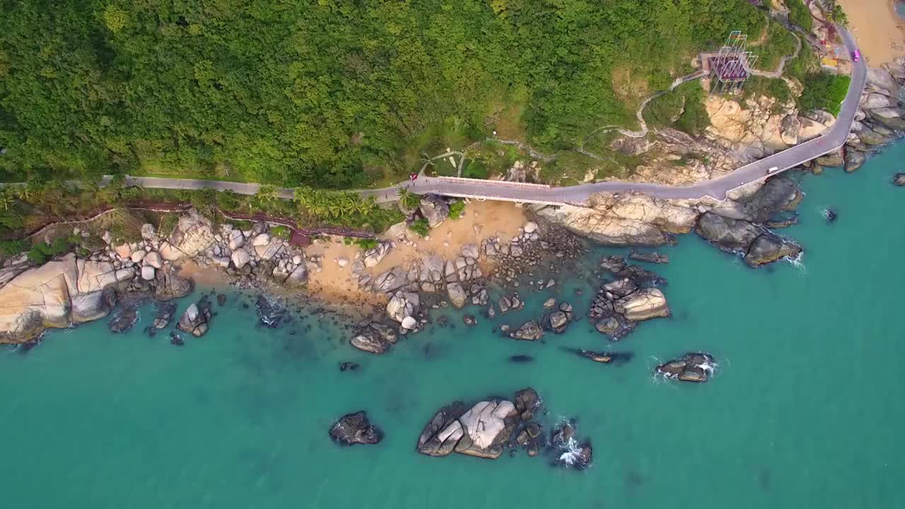 航拍海南三亚大小洞天景区风光-灯塔、椰林、海水、礁石、沙滩、天空视频素材