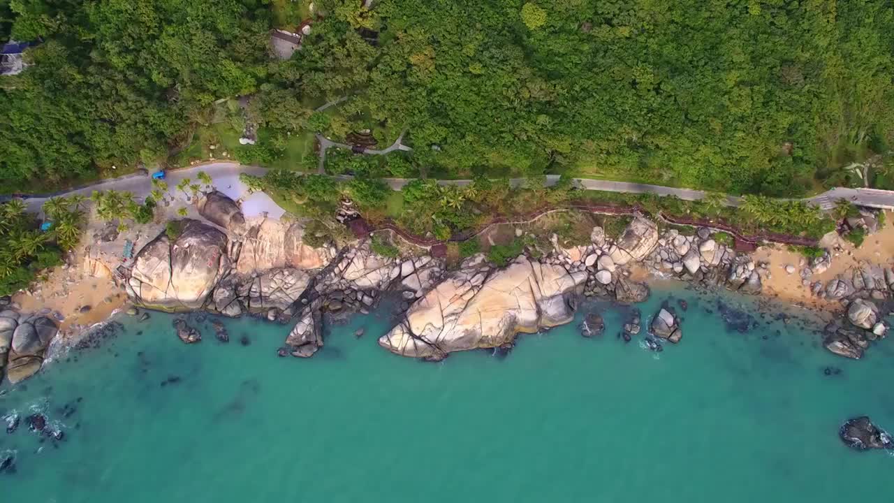 航拍海南三亚大小洞天景区风光-灯塔、椰林、海水、礁石、沙滩、天空视频素材