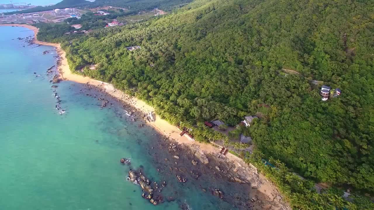 航拍海南三亚大小洞天景区风光-灯塔、椰林、海水、礁石、沙滩、天空视频素材